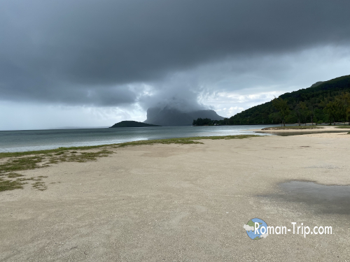 モーリシャスで悪天候に見舞われ、ツアー中止となったあとに一人で海を見つめた時間。黒い雲が垂れ込め、期待が静かに消えていくような光景。/ A moment of staring out at the sea in Mauritius after a tour was canceled due to bad weather, with dark storm clouds hanging low and a quiet sense of disappointment.