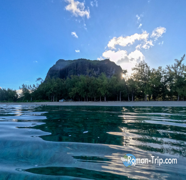 ルモーンビーチの沖合から撮影した朝日の差し込むルモーン山。柔らかな光に照らされ、静かな一日の始まりを感じさせる風景。/ Le Morne Mountain seen from offshore near Le Morne Beach, illuminated by the morning sun, marking a calm and beautiful start to the day in Mauritius.