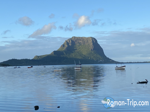 Case Noyaleで泊まったホテルのすぐそばに広がる海の景色。穏やかな海越しに眺めるルモーン山が美しく、静かな時間が流れるモーリシャスの夕暮れ。/ A seaside view near the hotel in Case Noyale, Mauritius, with the calm ocean and a beautiful view of Le Morne Mountain creating a peaceful coastal atmosphere.