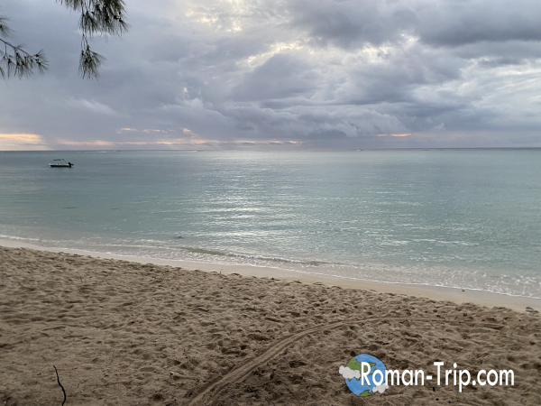 日没後のルモーンビーチ。静まり返った浜辺と薄暮の空が広がる、モーリシャス旅の一日の終わり。/ Le Morne Beach after sunset in Mauritius, where the quiet shoreline and fading twilight mark the end of a travel day.