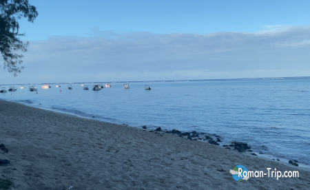 朝6時半のルモーンビーチの砂浜。まだ人影は少なく、穏やかな海と静かな空気が広がる一日の始まり。/ Le Morne Beach sand at 6:30 a.m., with calm waters and a peaceful atmosphere before the island fully wakes up.