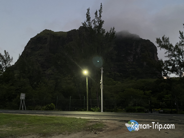 日没後、暗くなった空にシルエットとして浮かび上がるル・モーン山。夜の気配に包まれ、昼とはまったく違う表情を見せるモーリシャスの象徴。 / Le Morne Mountain appearing as a dark silhouette against the evening sky after sunset, revealing a completely different mood from daytime in Mauritius.