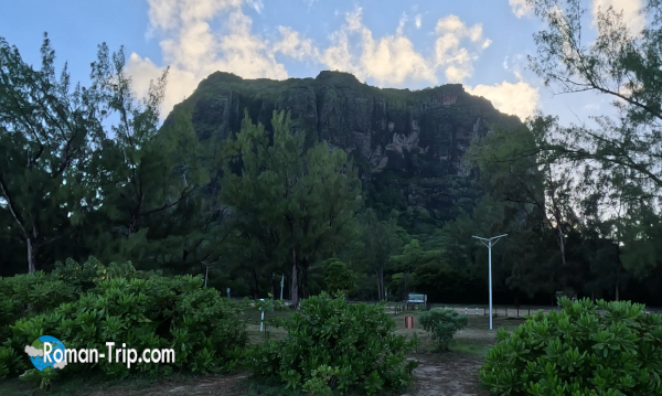 朝日が差し込み、静かに色づき始めたルモーン山。一日の始まりを告げる柔らかな光に包まれたモーリシャスの象徴的な風景。/ Le Morne Mountain bathed in the gentle light of the morning sun, marking the peaceful beginning of a new day in Mauritius.