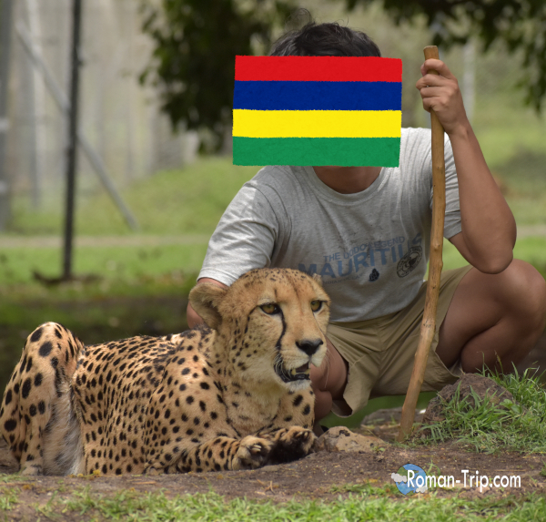 モーリシャスのカゼラ・ネイチャーパークで、チーターのすぐ隣に座って撮影したツーショット写真。/ A two-shot photo sitting right beside a cheetah at Casela Nature Parks in Mauritius