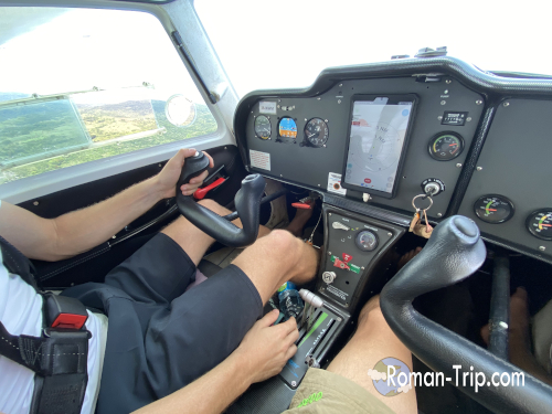 モーリシャスの「海の滝」フライトで搭乗したセスナ機内の様子。パイロットの隣席から撮影したコックピットと操縦席の風景。 / Inside the Cessna during the Mauritius underwater waterfall flight, captured from the seat next to the pilot, showing the cockpit and controls during the scenic flight.