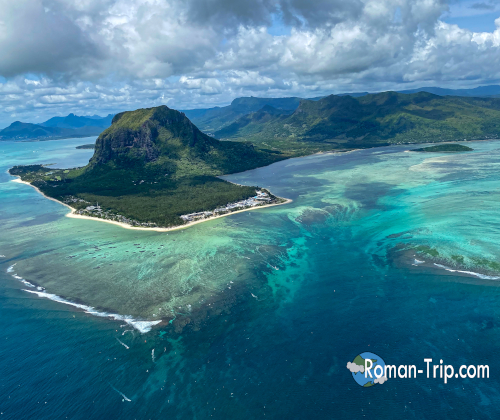 長年あこがれていたモーリシャスの「海の滝」の景色。上空から見ると、海底の砂と潮流が生み出す幻想的な滝のような模様が広がる、人生で一度は見たかった光景。 / The long-dreamed view of Mauritius’s underwater waterfall, seen from above. The illusion created by sand and ocean currents forms a breathtaking cascade in the sea—an unforgettable, once-in-a-lifetime scenery.
