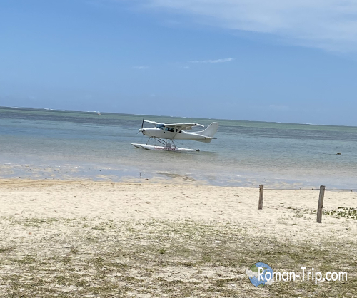 モーリシャスの海の滝フライト当日、集合場所のビーチに停まっていたセスナ機。天候にも恵まれ、無事にフライトできそうでほっとした瞬間。 / A Cessna plane parked on the beach at the meeting point on the day of the Mauritius underwater waterfall flight. Clear skies brought relief and excitement for the long-awaited flight.