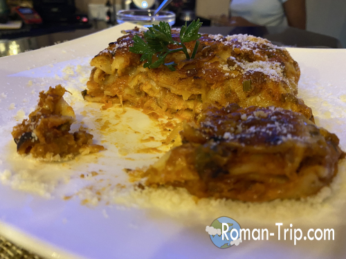 ルモーン山の近くにあるレストラン「Ocean Vibes」で食べたラザニア。観光の合間に立ち寄った店で味わう、意外と本格的な一皿。/ Lasagna enjoyed at Ocean Vibes restaurant near Le Morne Mountain in Mauritius, a surprisingly satisfying meal during a day of sightseeing.