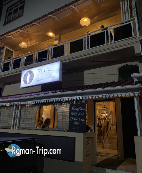 ルモーン山の近くにあるレストラン「Ocean Vibes」の外観。ビーチ沿いに佇む開放的な雰囲気で、旅の途中に立ち寄りやすい一軒。/ Exterior of Ocean Vibes restaurant near Le Morne Mountain in Mauritius, a relaxed beachside spot with an open and welcoming atmosphere.