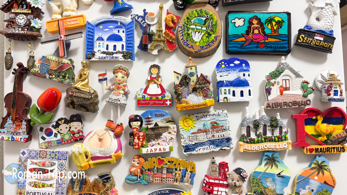 世界中を旅しながら集めてきたご当地マグネットのコレクション。ヨーロッパやアジア、島国まで、それぞれの土地の記憶が詰まった旅人の宝物。/ A collection of souvenir magnets gathered while traveling around the world, each piece holding memories from different countries, cities, and journeys.