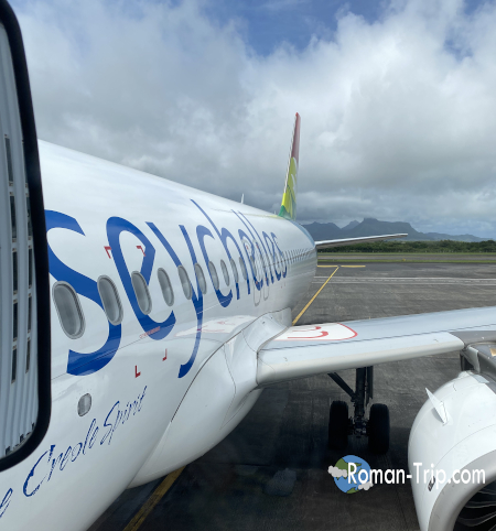 搭乗前に撮影したエアーセーシェルの機体。これからセーシェルへ向かうフライトを前に、滑走路で待機する飛行機の姿。 / An Air Seychelles aircraft photographed before boarding, waiting on the runway ahead of the flight to the Seychelles.