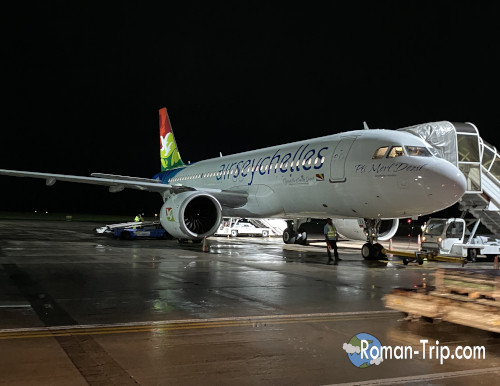 ムンバイ行きのエアーセーシェルの機体写真。セーシェル旅行の帰路を感じさせる一枚。/ Photo of an Air Seychelles aircraft bound for Mumbai, capturing the moment of departure at the end of the Seychelles trip