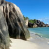 セーシェル・ラディーグ島のアンスースダルジャン（Anse Source d'Argent）。海岸沿いに連なる独特な花崗岩の岩肌と白い砂浜の風景。 / Coastal view of Anse Source d'Argent on La Digue Island in Seychelles, featuring distinctive granite rock formations along the sandy shoreline.