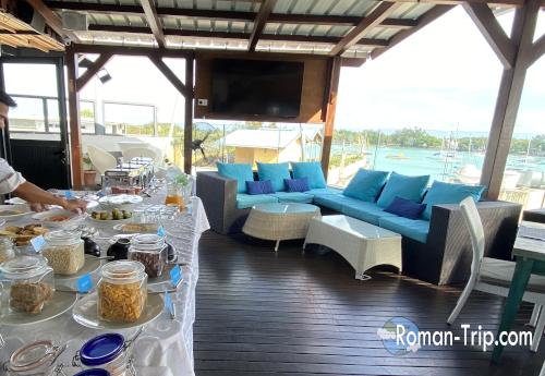 モーリシャスのAzur Paradiseホテル屋上にある朝食会場。オーシャンビューの開放的な空間で、海を眺めながらゆったりと朝食を楽しめる。 / The rooftop breakfast area at Azur Paradise Hotel in Mauritius, an open ocean-view space where guests can relax and enjoy breakfast while overlooking the sea.