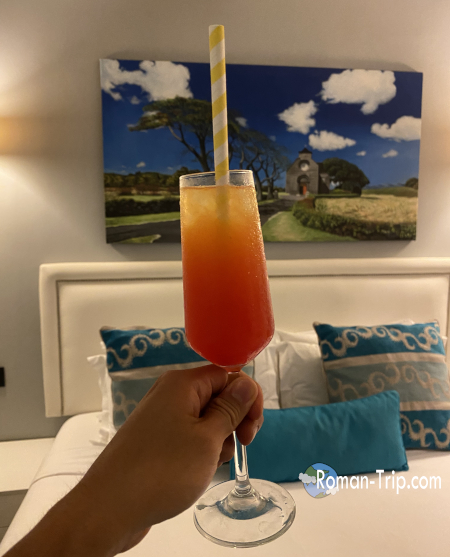 モーリシャス・グランベにあるAzur Paradiseホテルでいただいたウェルカムドリンク。鮮やかな赤色のフルーツジュースがとてもおいしかった。 / A welcome drink served at Azur Paradise Hotel in Grand Baie, Mauritius—an impressive bright red fruit juice that tasted refreshingly delicious.