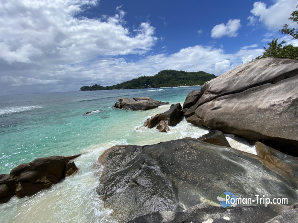 セーシェル・マヘ島のBaie Lazare Public Beachで大きな岩山に登り、上から青い海を撮影した一枚。南国の絶景を見渡す高台の視点。 / Climbing a large rock at Baie Lazare Public Beach on Mahé Island in Seychelles to capture a stunning blue ocean view from above.