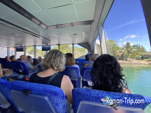 セーシェルの高速フェリー「Cat Cocos」の船内。島々を結ぶ移動中に利用する客席エリアの様子。 / Interior of the Cat Cocos high-speed ferry in Seychelles, showing the passenger seating area used while traveling between the islands.