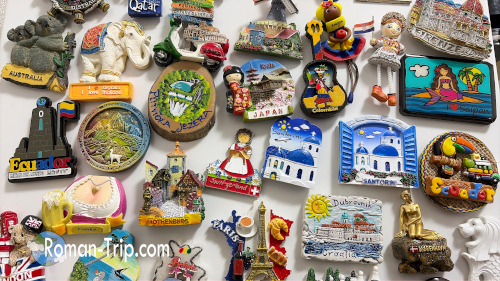 世界中を巡りながら集めたご当地マグネットの数々。旅先ごとの思い出が、小さな磁石ひとつひとつに詰まっている。/ A collection of local souvenir magnets gathered from travels around the world, each one holding memories from a different destination