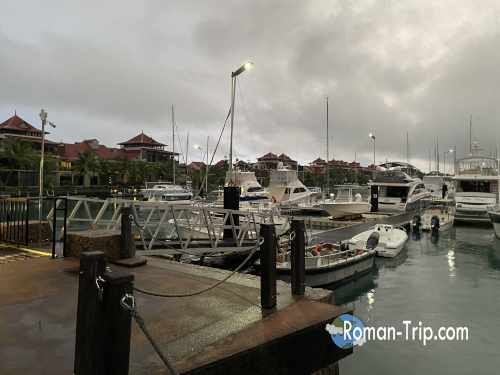 セーシェル・エデン島のヨットハーバー。天気が良ければもっときれいだったはずと思いつつ、あいにくの曇り空も旅のリアルとして印象に残った。/ Yacht harbor on Eden Island, Seychelles, which would have looked even more beautiful in fine weather, though the cloudy sky became part of the real travel memory