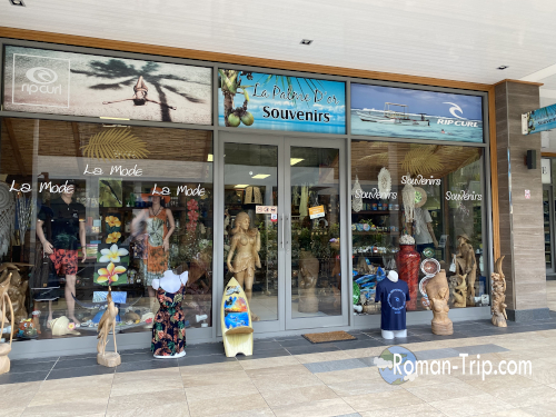 エデンプラザにあるお土産屋の外観。セーシェル旅行の最後に、ご当地マグネットを買った思い出の場所。/ Exterior of a souvenir shop at Eden Plaza, where I bought the final local magnet at the end of my Seychelles trip