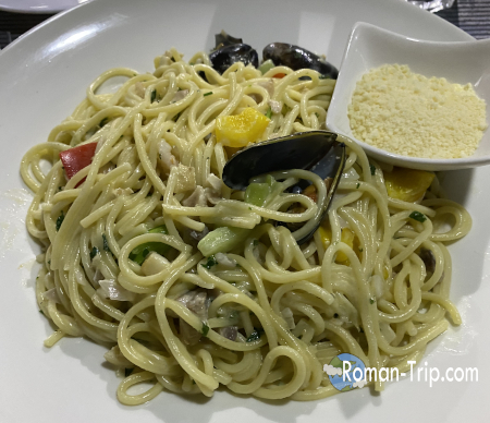 モーリシャス・グランベの海沿いにあるレストランで食べたパスタ。ラグーンを眺めながら味わった、旅先のランチのひととき。 / Pasta served at a seaside restaurant in Grand Baie, Mauritius, enjoyed while overlooking the lagoon during a relaxing travel lunch.