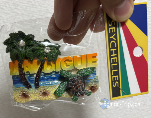 セーシェルのご当地マグネット。熱帯魚やウミガメなど南国の海をモチーフにしたカラフルなデザインのお土産。 / A Seychelles souvenir magnet featuring colorful tropical fish and sea turtles, inspired by the vibrant marine life of the islands.