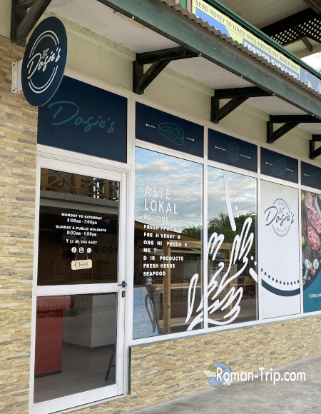 セーシェル・ラディーグ島にあるスーパーマーケットの外観。島の生活を感じられるローカルな店構え。 / Exterior of a supermarket on La Digue Island in Seychelles, a small local store reflecting everyday island life.