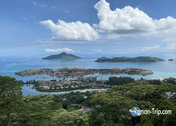 セーシェル・マヘ島の中腹から眺めたエデン島の絶景。海と島々を見渡せる高台からのパノラマ風景。/ A stunning view of Eden Island seen from midway up Mahé Island in Seychelles, with a panoramic outlook over the sea and surrounding islands.