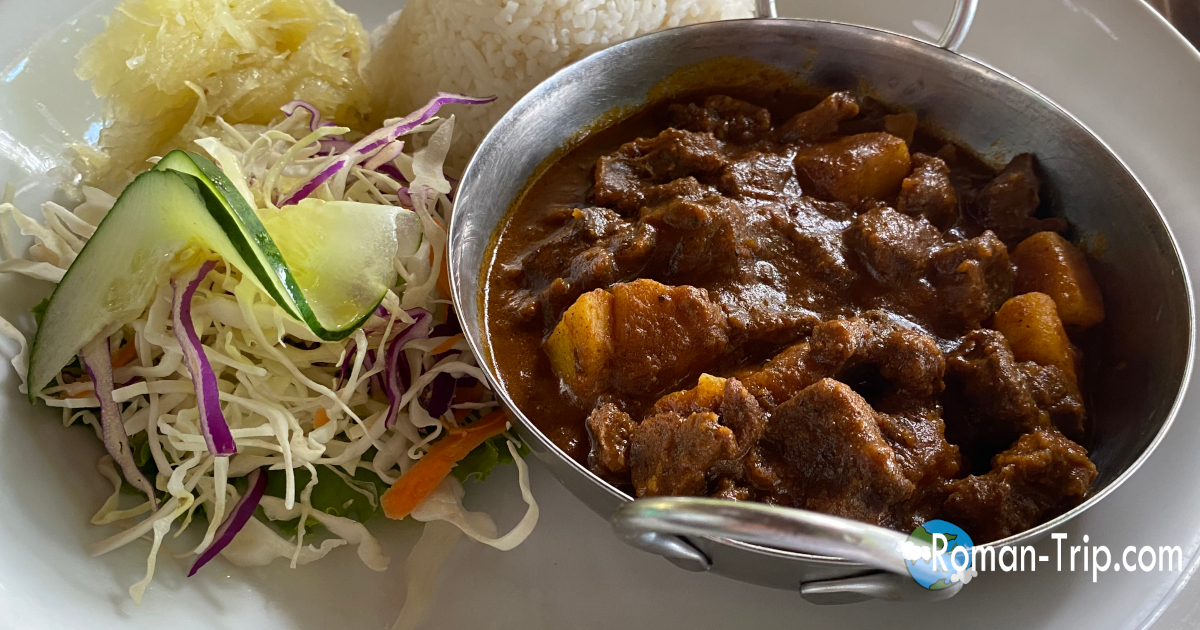 セーシェル・マヘ島で食べたヤギ肉カレー。現地らしい一皿として印象に残った食事。/ Goat curry eaten on Mahé Island, Seychelles, a memorable local dish during the trip