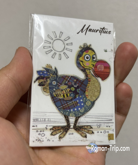 モーリシャスの空港で購入したドードーのご当地マグネット。落ち着いたデザインで高級感のある旅のお土産。 / A dodo-themed souvenir magnet purchased at the airport in Mauritius, featuring an elegant design that gives it a premium feel.