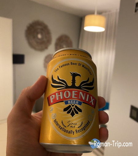 モーリシャスの定番ビール「フェニックスビール」。旅の景気づけに一杯飲んだ、現地で親しまれているラガービール。 / Phoenix Beer, the popular local lager of Mauritius, enjoyed as a refreshing drink to kick off the travel mood.