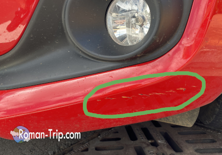 モーリシャスで借りた赤いレンタカーにできてしまった小さな傷。旅の途中で気づいた、少し焦った出来事の記録。 / A small scratch on the red rental car in Mauritius, a moment during the trip that caused a bit of worry after noticing the damage.