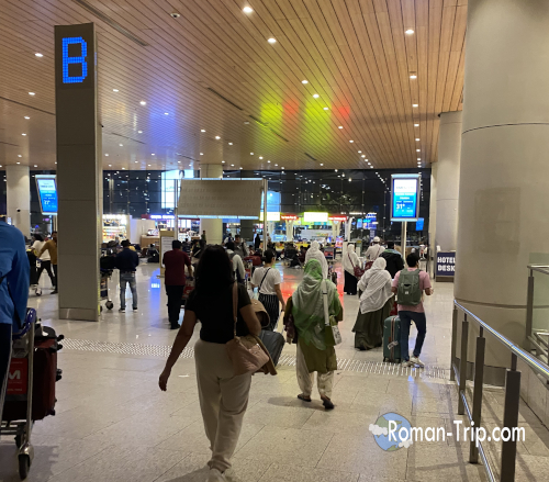 ムンバイの空港に到着した直後の写真。飛行機を降りてすぐの空港の空気に、次の土地へ来た実感が湧いた。/ A photo taken just after arriving at Mumbai airport, capturing the feeling of stepping into a new place right after landing