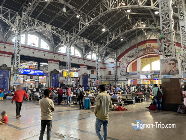 インド・ムンバイ中央駅の様子。たくさんの人が行き交う大きな駅構内に、都市の熱気があふれていた。/ Interior of Mumbai Central Station in India, filled with many people and a sense of urban energy