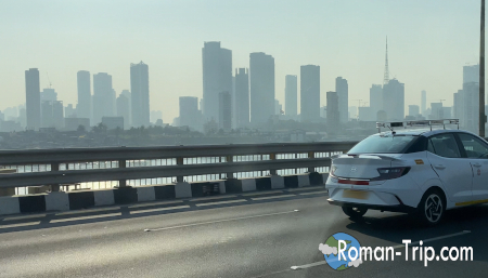 ムンバイ市内の風景。川の向こうに摩天楼が広がり、大都市らしいスケールを感じた一枚。/ Cityscape of Mumbai with a river in the foreground and skyscrapers rising beyond, capturing the scale of the big city