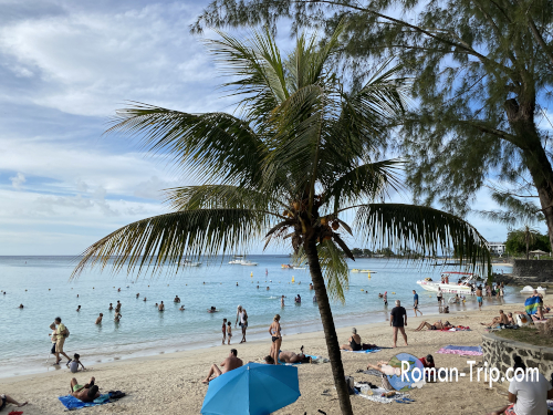 モーリシャスのグランベ地区にあるPereybere Public Beach。透き通るラグーンと白砂のビーチが広がる人気の公共ビーチ。 / Pereybere Public Beach in the Grand Baie area of Mauritius, known for its clear lagoon waters and beautiful white sandy shoreline.