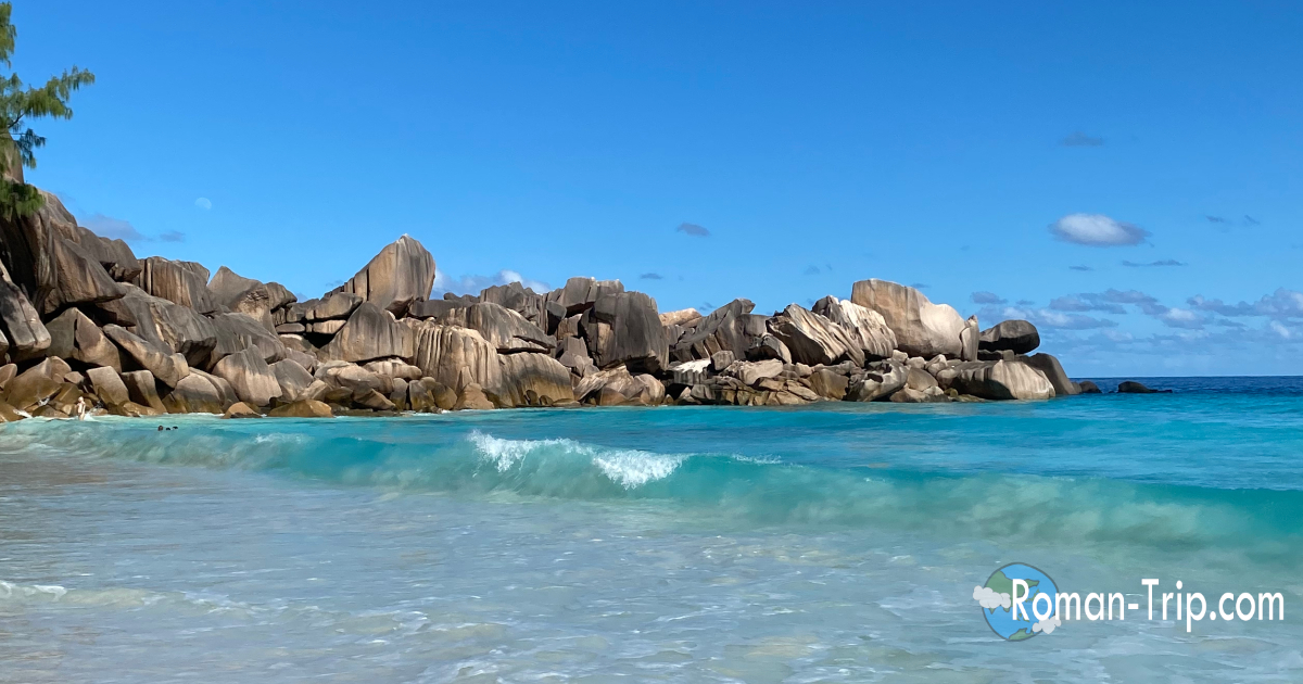 セーシェル・ラディーグ島の名所グランド・アンス・ビーチ。ターコイズブルーの海と巨大な花崗岩がつくる、セーシェルを象徴する絶景。 / Iconic view of Grand Anse Beach on La Digue Island in Seychelles, with turquoise waters and massive granite boulders creating a signature tropical landscape.