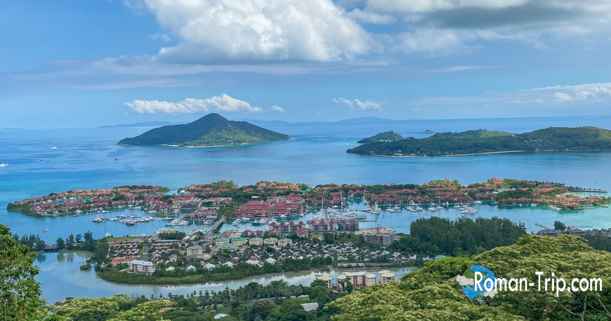 セーシェル・エデン島の絶景。セーシェルらしい人工島と青い海が広がり、旅の思い出に残った風景。/ A scenic view of Eden Island in Seychelles, where the unique man-made island and blue ocean created a memorable travel scene.
