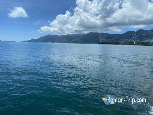 マヘ島を出発したフェリーの窓から見た海の景色。まだ南国特有の鮮やかな青さは目立たない、穏やかなインド洋の広がり。 / View of the ocean from the ferry window after departing Mahé Island in Seychelles, where the sea is calm and its bright tropical blue has yet to fully appear.