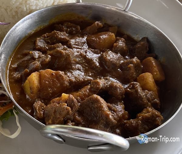 セーシェルで食べたヤギ肉カレー。ジャガイモとヤギ肉だけのシンプルな具が、とてもおいしそうに見えた一皿。/ Goat curry eaten in Seychelles, a simple but delicious-looking dish made with potatoes and goat meat