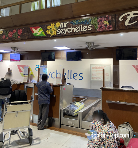 セーシェルのヴィクトリア国際空港で、エアーセーシェルのチェックインカウンターに立ち寄った時の一枚。旅の終わりを感じる空港での風景。/ A photo taken at the Air Seychelles check-in counter at Seychelles International Airport in Victoria, capturing the airport scene at the end of the trip