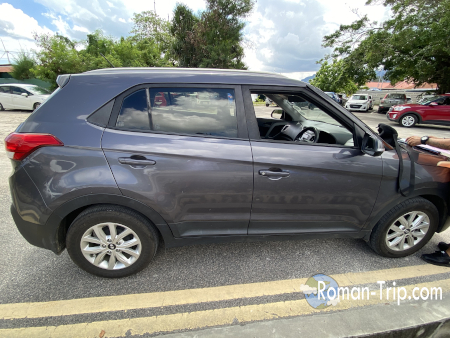 セーシェル・マヘ島でSixtからレンタルしたレンタカーの写真。島内移動に使った実際の車両。/ A rental car hired from Sixt on Mahé Island, Seychelles, used for getting around the island.