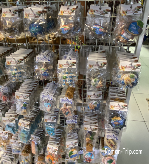 セーシェルのご当地マグネットの数々。ウミガメや熱帯魚、海をモチーフにしたデザインが並び、南国らしさを感じた。/ A collection of Seychelles souvenir magnets featuring sea turtles, tropical fish, and ocean-inspired designs, reflecting the island’s tropical charm