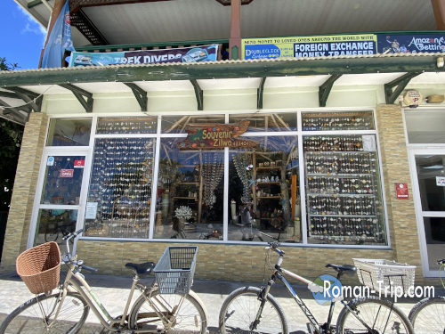セーシェル・ラディーグ島のお土産屋「Souvenir Zilwa」の外観。カラフルな看板と南国らしい雰囲気のショップ。 / Exterior of Souvenir Zilwa, a souvenir shop on La Digue Island in Seychelles, known for its colorful sign and tropical island atmosphere.