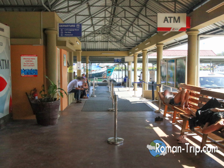 セーシェルの首都ヴィクトリアの港に停泊する高速フェリー「Cat Cocos」。島々を結ぶ主要なフェリーが並ぶ港の風景。 / The Cat Cocos high-speed ferry docked at Victoria Harbour in Seychelles, a key ferry connecting the islands.