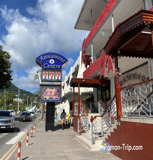セーシェルの首都ヴィクトリアを歩いているときに撮影した街の風景。カジノの看板が立つ通りに、南国の小さな首都らしい穏やかな街並みが広がる。 / A street scene captured while walking in Victoria, Seychelles, featuring a casino sign and the relaxed atmosphere of the island capital.